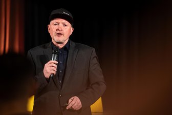Joey Kelly überrascht in Hainichen: „Ich höre fast nie Musik“ - Joey Kelly war am Mittwochabend mit einem Impulsvortrag in Hainichen zu Gast.
