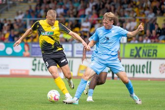Johann Martynets: Der Mann für die außergewöhnlichen Sachen beim VFC Plauen - Johann Martynets (links) behauptet im Plauener Regionalliga-Heimspiel gegen Viktoria Berlin den Ball gegen zwei Gäste-Spieler.