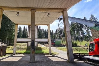 Der Unterbau des Schanzentischs soll zum Überbau für das geplante Mehrzweckgebäude werden. Entgegen dem Ratsbeschluss plädiert der Wintersportverein dafür, dass das Gebäude auf einer Freifläche nebenan entsteht.