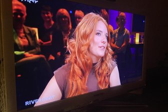 Johanna Mross in MDR-Show „Riverboat“: Erinnerung an Opa Eberhard Hertel rührt sie zu Tränen - Schlagfertig und emotional: Johanna Mross in der MDR-Talksendung „Riverboat“.