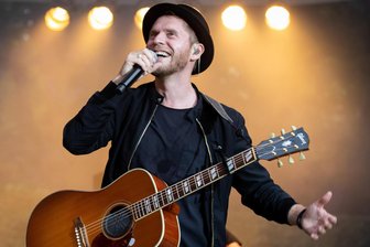 Johannes Oerding im Interview: „Früher hatte ich ein Reimlexikon, heute hilft mir ChatGPT!“ - Johannes Oerding live auf der Bühne.
