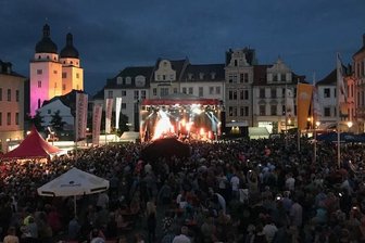 Johannes Oerding lockt zum Spitzenfest-Auftakt tausende Besucher auf den Plauener Altmarkt - Tausende Besucher versammelten sich auf dem Plauener Altmarkt.