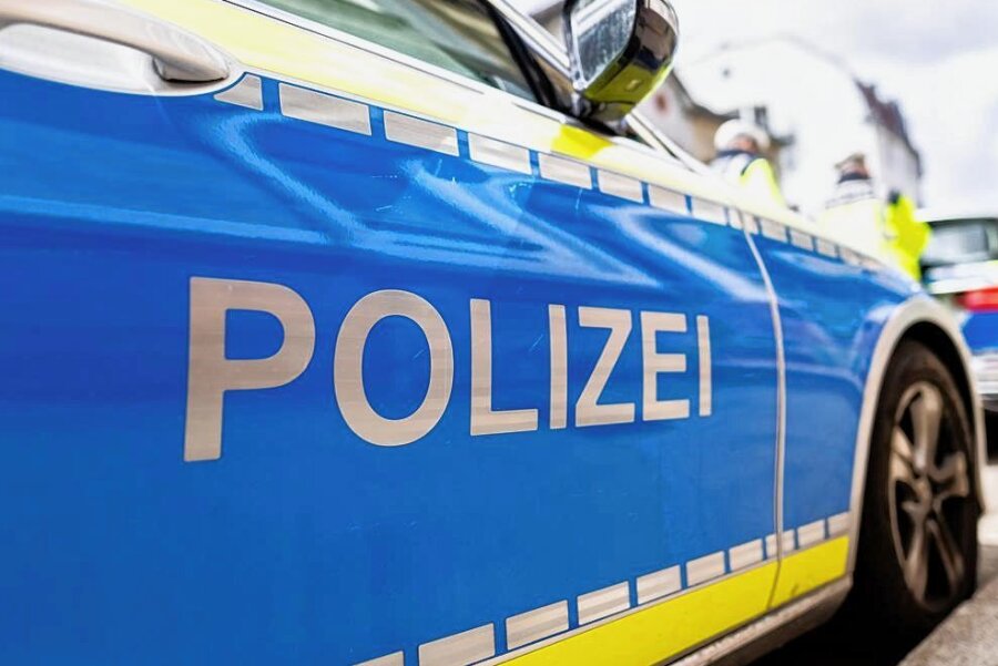 Johanngeorgenstadt: 68-Jährige wird von Unbekannten angefahren - Ein Polizeiauto im Einsatz (Symbolbild). 