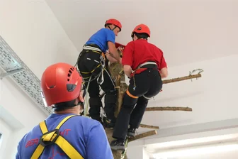 Johanngeorgenstadt: Bergretter bekommen mehr Platz – auch für einen Baumstamm - Ronny Zehrmann (l.), Jugendbergwächter Finn und Martin Richter (unten) demonstrieren die Baumrettung am eigens eingebauten Fichtenstamm.