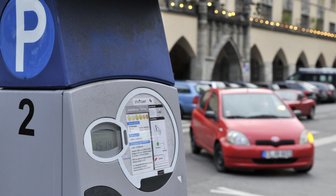 Mehr zahlen muss man künftig fürs Schwimmen im Hallenbad und fürs Parken.
