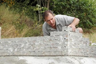 Johanngeorgenstadt: Heimwerker baut ein Haus aus Papier - Das Zeitungshaus von Johanngeorgenstadt: An Struktur und Färbung der rohen Blöcke lässt sich der Baustoff Zeitungspapier erahnen. Manfred Schleichert hat die Papierziegel benutzt als seien sie aus Stein.