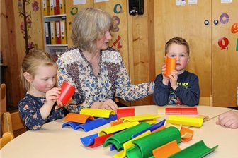 Johanngeorgenstadt: Kita jetzt unter dem Dach der Diakonie - Edda und Austin fühlen sich in der Kita "Unterm Regenbogen" sehr wohl. Leiterin Heike Unger und Claudia Müller (rechts) von der Diakonie Erzgebirge freuen sich über die Übernahme. 
