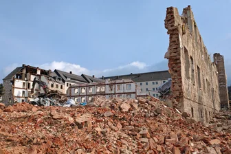 Johanngeorgenstadt schrumpft: Gebäudeabriss geht weiter - In der Neustadt von Johanngeorgenstadt fallen die Wohnhäuser Zum Auersberg 16 bis 26.