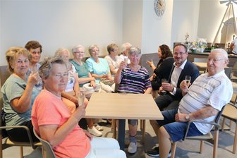 Johanngeorgenstadts Nachbarschaf(f)tsladen in ehemaliger Bäckerei ist nun eröffnet - Erika Bias, Sigrid Anger (v.l.) und Wohnbau-Chef Norbert Nitschke (2.v.r.) feierten mit anderen Johanngeorgenstädtern die Eröffnung des Nachbarschaf(f)tsladens in der Neustadt.