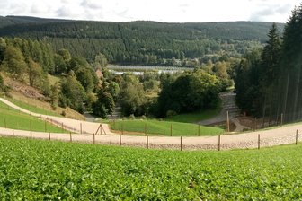 Johanngeorgenstädter Uranhalde ist jetzt ein Wandergebiet - Blick von der sanierten Wismut-Halde 54 zur Schwarzenberger Straße. Im Hintergrund ist das Solarkraftwerk am Bahnhof Johanngeorgenstadt zu sehen.