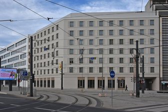 Johannis-Quartier in Chemnitz: Eine vergebene Chance in der Innenstadt - Der Bau des sogenannten Johannis-Quartiers mit dem Hotel Super 8 und der neuen Konzernzentrale des Versorgers Eins (links) ist abgeschlossen. Städtebaulich und architektonisch wirft die innenstädtische Lückenschließung Fragen auf. 