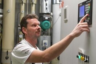 Johannisbad fährt wieder hoch - Techniker André Herklotz fährt das Blockheizkraftwerk im Freiberger Johannisbad langsam hoch.