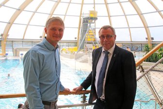Johannisbad nach Sanierung wieder geöffnet - Die Geschäftsführer des Freiberger Johannisbades, Sylvio Dienel (links) und Axel Schneegans, präsentieren das frisch sanierte Johannisbad.