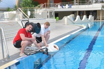 Johannisbad startet in einer Woche - Ausbilder Tobias Kuß (links) brachte am Donnerstag gemeinsam mit Kevin Möller, der im ersten Lehrjahr der Ausbildung zum Fachangestellten für Bädertechnik ist, im Johannisbad einen Bodenreiniger zu Wasser. Die Wasser- und Hallentemperatur lag bei 16 Grad Celsius.