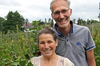 Johannisbeere, Kartoffel, Rote Bete: Bio-Bauernhöfe stellen sich vor - Elgar und Katja von Bernuth vom Biohof Buschmühle in Köttwitzsch. Hier wachsen mehrere Beerensorten. Neben dem Hof öffnen auch der Biohof Hausmann in Breitenborn und der Biobauernhof Bohne in Stollsdorf am Wochenende für Gäste.