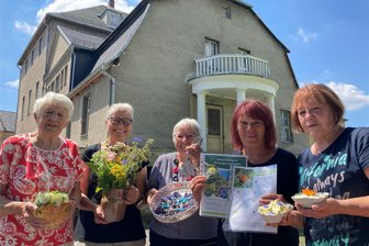 Johanniskraut und Rotöl: Kleingeraer Landfrauen bewahren vogtländischen Brauch - Die Landfrauen-Gruppe Kleingera hat am Montag Johanni-Sträuße gebunden und Kräuter verarbeitet.
