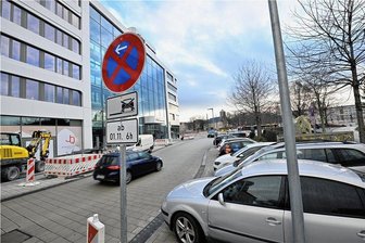 Johannisplatz in Chemnitz: Nur Rechtsabbiegen erlaubt - Auf der Johannisstraße am Johannisplatz wird es künftig zwei Rechtsabbiegespuren geben. Die Markierung dafür soll noch dieses Jahr erfolgen. Auch das wilde Parken ist nicht mehr lange möglich.