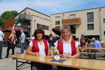 Johanniter eröffnen in Lößnitz millionenschweren Erweiterungsbau - Pflegedienstleiterin Kerstin Stephan (links) und Einrichtungsleiterin Christin Martin sitzen vorm Neubau des Johanniterhauses "Am Berg" in Lößnitz. Er wurde gerade eröffnet.