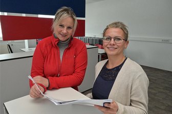 Johanniter eröffnen in Oelsnitz neuen Pflegedienst-Standort - Verwaltungsangestellte Doreen Frömter (l.) und Pflegedienstleiterin Madeleine Reichel (r.) am neuen Standort.