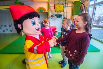 Johanniter übernehmen alle Schönheider Kitas - Maskottchen Johannes von den Johannitern hat symbolisch in der Kita Wirbelwind in Schönheide die Kinder in den drei bisher kommunal geführten Schönheider Kindereinrichtungen begrüßt. 