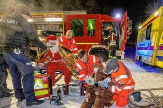 Johanniter-Wettbewerb: Verunglückter Rauschebart aus Bad Schlema zum besten Foto gekürt - Das Bild der Johanniter-Rettungswache Bad Schlema mit der gestellten Szene von der Rettung des verunglückten Weihnachtsmanns hat den Fotowettbewerb der Johanniter gewonnen. 