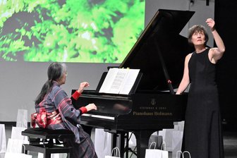 John-Cage-Konzert in Chemnitz: Suppengemüse und ein präpariertes Klavier - Musik für nervöse Systeme: Pianistin und Köchin Masako Ohta und Sängerin Cornelia Melián am präparierten Klavier.