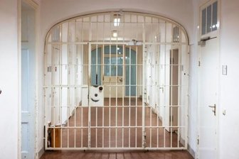 "Joker"-Messerstecher kehrt nicht in Waldheimer Gefängnis zurück: Gab es ein Fehlverhalten der JVA-Bediensteten? - Der 31-Jährige war wegen zweifachen versuchten Mordes 2015 zu einer neunjährigen Haftstrafe verurteilt worden. (Symbolbild)