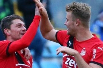Joker sticht nach 14 Sekunden - Patrick Grandner (l.) und Jonas Nietfeld feiern das Tor.