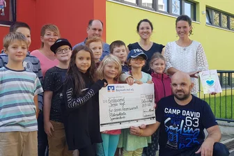 Jonas kämpft gegen den Krebs: Mitschüler spenden Geld und Hoffnung - Aktion in der Oelsnitzer Grundschule Am Stadion: Bei einem Flohmarkt im Hort und durch eine Spendenaktion des Fördervereins kamen 1000 Euro für Jonas zusammen. Das Geld nahm Papa René Witt symbolisch entgegen.