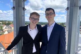 Jonas und Philipp: Freunde, Banknachbarn und Top-Absolventen an der Oberschule in Hainichen - Jonas Feldmann (links) und Philipp Anke haben ihre Oberschule mit Bestnoten gemeistert. Teil des Empfangs: der Aufstieg auf den Rathausturm.