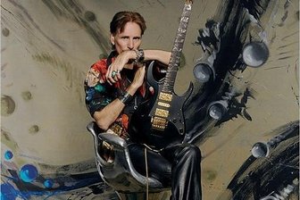 Jonglage mit Kettensägen - Steve Vai "herkömmlich" mit seinem aktuellen Ibanez-Signature-Model "Pia 3761", benannt nach seiner Frau, der Vixen-Bassistin Pia Maiocco. Auf dem Instrument entstand das einhändig gespielte "Knappsack". 
