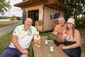 Jonny‘s Bar: Warum der Inhaber fast täglich 1000 Liter Wasser von Plauen zum FKK an der Talsperre Pöhl fährt - Jörg Steudel (links) betreibt seit 24 Jahren Jonny‘s Bar an der FKK-Liegewiese der Talsperre Pöhl. Einige seiner Gäste, wie Katja und Fred (rechts) aus Leipzig, reisen weit an, um hier Urlaub zu machen.
