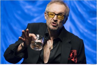 Josef Hader: Gesellschaftstrinker ohne Gesellschaft - Der Kabarettist Josef Hader in seinem neuen Programm "Hader on Ice".
