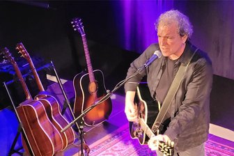 Joseph Parsons sorgt mit Balladen für ein musikalisches Abenteuer in Lichtentanne - Joseph Parsons beeindruckte in „St. Barbara“ in Lichtenatnne mit seiner für Balladen prädestinierten Stimme.