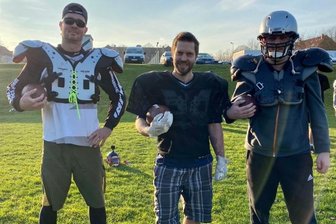 Journalist testet sich unter schweren Jungs - Sascha Günther, Redakteur Torsten Ewers und Christian Surges (von links) probierten sich am Samstag in Zwickau als American-Football-Spieler aus.