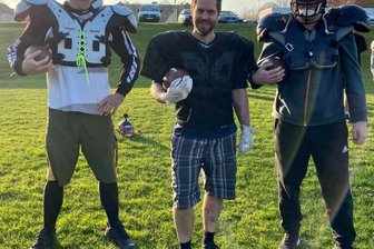 Journalist unter schweren Jungs - Sascha Günther, Redakteur Torsten Ewers und Christian Surges (von links) probierten sich am Samstag in Zwickau als American-Football-Spieler aus.