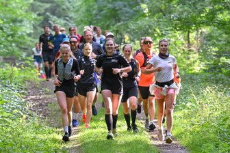 Joyce Hübner auf 2095-Städte-Marathon in Chemnitz: „Die Motivationsfrage stellt sich für mich nicht“ - Die 64. Etappe ihrer Tour durch alle Städte Deutschlands führte Joyce Hübner (vorn rechts) durch den Rabensteiner Wald. Dutzende Läuferinnen und Läufer begleiteten sie.