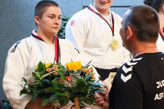 JSV Werdau und JC Crimmitschau: Je zwei Medaillen bei der Mitteldeutschen Meisterschaft im Judo - Selina Lewandowski vom JC Crimmitschau (links) nimmt die Glückwünsche zur Silbermedaille entgegen.