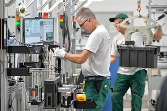 JT Energy Systems in Freiberg Ost - die Lebensretter der Batterien - Die JT Energy Systems GmbH stellt im Gewerbegebiet Freiberg Ost Lithium-Ionen-Batterien her. Hier ein Blick in die Endmontage mit Funktionstest. Zudem werden in der Firma auch gebrauchte Batterien aufgearbeitet.