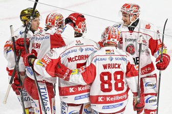 Jubel bei den Eispiraten Crimmitschau: Dominic Walsh und Co. drehen das Spiel beim Spitzenreiter - Die Eispiraten Crimmitschau haben in Landshut wie zuletzt schon in Düsseldorf (Foto) vier Tore bejubeln können. Beim Spitzenreiter brachte das am Freitagabend drei Punkte ein.