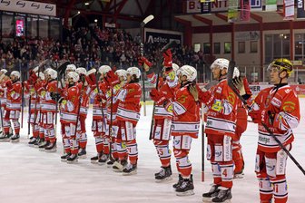 Jubel bei den Eispiraten Crimmitschau: Spiel in Kaufbeuren trotz aberkanntem Tor gedreht - Die Eispiraten Crimmitschau hatten zwei Tage nach dem Heimsieg gegen Rosenheim (Foto) erneut Grund zur Freude. Sie brachten drei Punkte aus Kaufbeuren mit.