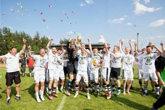 Jubel beim SC Syrau: Fußballer machen historischen Erfolg perfekt - Da ist das Ding: Der Syrauer Kapitän Paul Schneider und seine Teamkameraden feierten am Sonntag ausgelassen den Vogtlandmeistertitel.