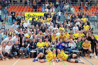 Jubel beim SV 04 Oberlosa: Handballer feiern die Vizemeisterschaft - Der Jubel bei Spielern, Verantwortlichen und Fans war am Donnerstagabend groß: Die Handballer des SV 04 Plauen-Oberlosa sind nach 16 Spielen ohne Niederlage Vizemeister in der Mitteldeutschen Oberliga geworden.