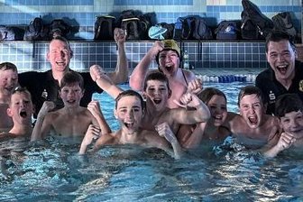 Jubel beim SV 04: Wasserball-Nachwuchs feiert Meisterschaft - Der Jubel bei den Spielern und Trainern war groß. 