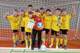 Jubel beim VfB Auerbach: Sieg gegen den FC Erzgebirge Aue krönt das große Hallenturnier der Fußball-Talente - Nach dem Halbfinale gegen Erzgebirge Aue war der U 12 des VfB Auerbach die Freude anzusehen.