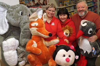 Jubel in Glauchau: Spielzeug-Land belegt bei deutschlandweiter Umfrage den ersten Platz - Inhaber René Heber freut sich mit seinen Mitarbeiterinnen Silke Puschmann und Hendrikje König (von links) über die Auszeichnung für das Spielzeug-Land.