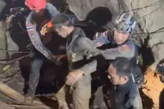 Jubel in Laos: Goldsucher nach zehn Tagen aus Höhle geborgen - Große Erleichterung in Laos: Der erste der fünf Eingeschlossenen ist in Sicherheit.