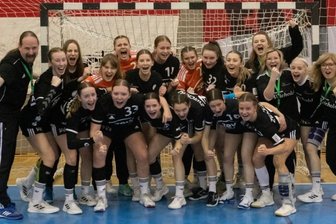 Jubel in Zwickau: BSV-Mädels stehen im DHB-Pokal-Finale - Trainerin Daniela Diener (rechts) und Jugendleiter René Müller (links) freuen sich mit den BSV-Mädels über den Einzug ins Pokalfinale. 