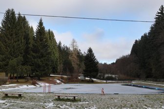 Jubel klingt durchs Kunnersbachtal: Jetzt fließt Fördergeld für Waldbad im Erzgebirge - Das Freibad in Rittersgrün liegt idyllisch im Tal am Kunnersbach.