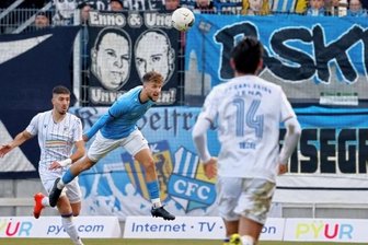 Jubel über den sportlichen Erfolg wird von tiefer Trauer getrübt - maViele rasante Szenen gab es im Ost-Klassiker zu sehen. Hier ist Tim Campulka beim Kopfball zu sehen. 